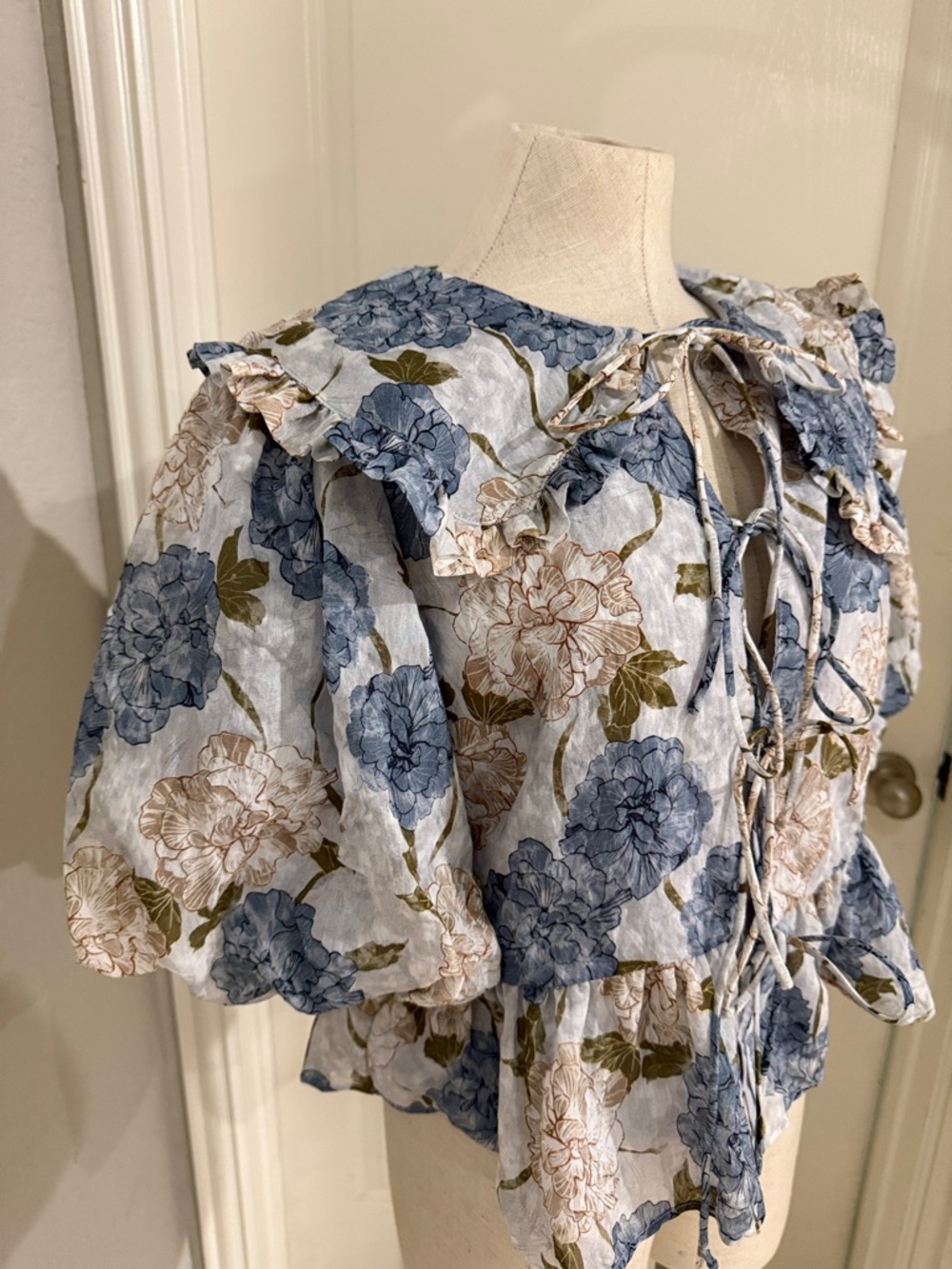 Aureum floral French tie blouse small - Picture 3 of 7